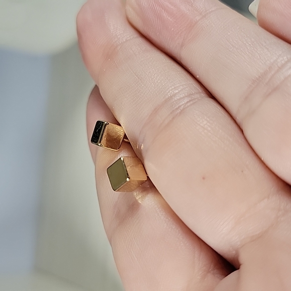 Classic Cube Stud Earrings, unisex - Picture 4 of 5